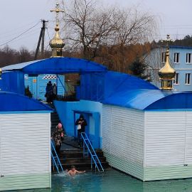 Температура воды в источнике бодрящая - 5 градусов Паломническая поездка в Почаевскую лавру 30.12.2013 - 02.01.2014