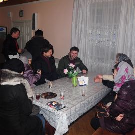 Искупавшись, паломники согреваются чаем и дружеской беседой Паломническая поездка в Почаевскую лавру 30.12.2013 - 02.01.2014