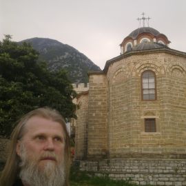 …келлии, каливы (из них состоят скиты), кафисмы (одиночные поселения), исихастерии (в них подвизаются те, кто стремятся к полному уединению) Поездка отца Виктора на Афон. Апрель 2013
