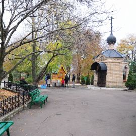 Батюшка застал полуразрушенный храм без иконостаса и обгоревший сарай вместо священнического домика. Позже его трудами на территории обители появились несколько храмов, мастерские, богадельня... Сейчас в обители 70 насельников и 140 насельниц Паломническая поездка в Свято-Успенскую Николо-Васильевскую обитель. 26-27 октября 2013