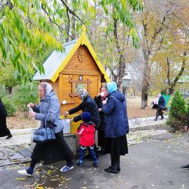 Святой кладезь, заложенный по благословению старца Зосимы. Батюшка говорил: «Я молился, чтобы Господь даровал сей воде силу врачевать различные болезни» Паломническая поездка в Свято-Успенскую Николо-Васильевскую обитель. 26-27 октября 2013