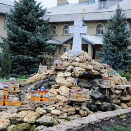 Территория Свято-Успенской Николо-Васильевской обители очень красиво благоустроена Паломническая поездка в Свято-Успенскую Николо-Васильевскую обитель. 26-27 октября 2013