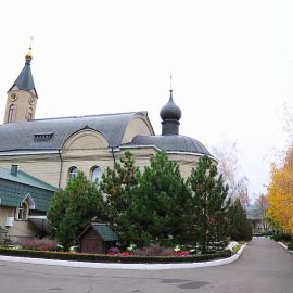 Трапезный храм во имя Всех Святых, в Земле Российской просиявших (с курантами на башне), был построен к 2000-летию Рождества Христова Паломническая поездка в Свято-Успенскую Николо-Васильевскую обитель. 26-27 октября 2013