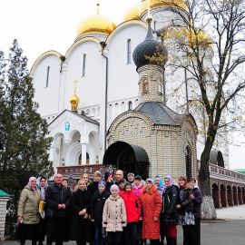Паломники у могилки схиархимандрита Зосимы, Свято-Успенская Николо-Васильевская обитель Паломническая поездка в Свято-Успенскую Николо-Васильевскую обитель. 26-27 октября 2013