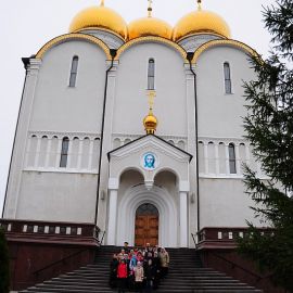 Паломники на фоне Свято-Успенского собора, Свято-Успенская Николо-Васильевская обитель Паломническая поездка в Свято-Успенскую Николо-Васильевскую обитель. 26-27 октября 2013