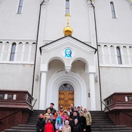 Паломники на фоне Свято-Успенского собора, Свято-Успенская Николо-Васильевская обитель Паломническая поездка в Свято-Успенскую Николо-Васильевскую обитель. 26-27 октября 2013