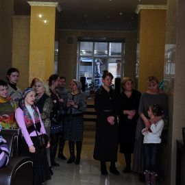 Все с удовольствием слушали песни, посвященные святому Николаю Духовные чада отца Виктора празднуют день святителя Николая. 22.12.2013 г.