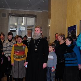 Перед началом трапезы прочитали «Отче наш...» Духовные чада отца Виктора празднуют день святителя Николая. 22.12.2013 г.