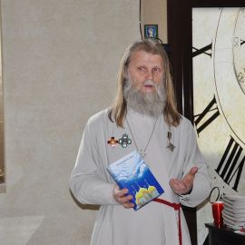 К дню рождения отца Виктора его книга "Горе мне, аще не благовествую", была готова. На Пасху батюшка презентовал ее общине Пасха и презентация книги проповедей отца Виктора. 21.04.2014 г.