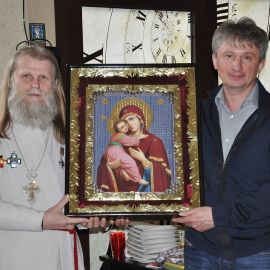 За особую помощь в создании книги отец Виктор подарил своему духовному чаду икону Божьей Матери "Владимирская" Пасха и презентация книги проповедей отца Виктора. 21.04.2014 г.