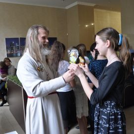Солистки ансамбля и детвора получили из рук батюшки сладкое угощение - пасхальных зайцев Пасха и презентация книги проповедей отца Виктора. 21.04.2014 г.