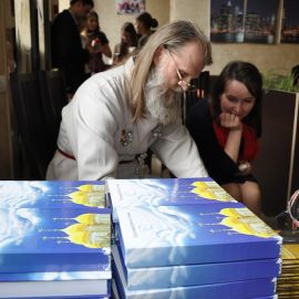 Автограф-сессия книги проповедей отца Виктора Пасха и презентация книги проповедей отца Виктора. 21.04.2014 г.