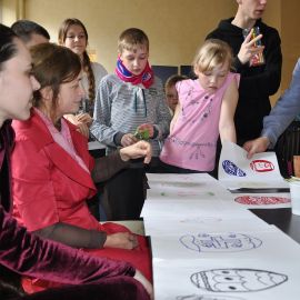 Матушка в составе жюри выбирает лучшие рисунки Пасха и презентация книги проповедей отца Виктора. 21.04.2014 г.