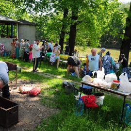 ...Взрослые расставляли столы, стулья, мангалы Выезд на природу духовных чад отца Виктора. 18.05.2014