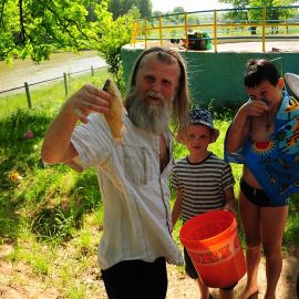 Маленькие рыбаки поймали большую рыбку Выезд на природу духовных чад отца Виктора. 18.05.2014