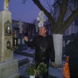 На обратном пути из Свято-Духова скита паломники зашли на кладбище и помазались маслом от могилы преподобного Амфилохия Почаевского Паломничество. Почаев 30.12.2014 - 03.01.2015 г.