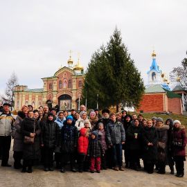 Паломники на фоне Вратарной церкви Свято-Духова скита Паломничество. Почаев 30.12.2014 - 03.01.2015 г.
