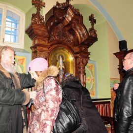 Отец Виктор надевает на паломников вериги прп. Никиты Столпника, чтобы каждый мог почувствовать их тяжесть Паломничество. Почаев 30.12.2014 - 03.01.2015 г.