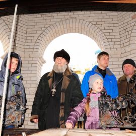Отец Виктор с паломниками у святого колодца Свято-Духова скита Паломничество. Почаев 30.12.2014 - 03.01.2015 г.