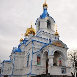В церкви Серафима Саровского в Свято-Духовом скиту много святынь: мощи, честная мироточивая глава неизвестного святого, икона прп. Серафима Саровского с частицами его мантии и мощей, икона прп. Серафима, написанная на части камня, где святой молился 10 Паломничество. Почаев 30.12.2014 - 03.01.2015 г.
