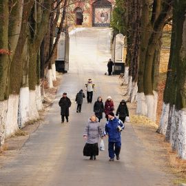 Паломники возвращаются в автобус, ведь впереди - еще одна остановка Паломничество. Почаев 30.12.2014 - 03.01.2015 г.
