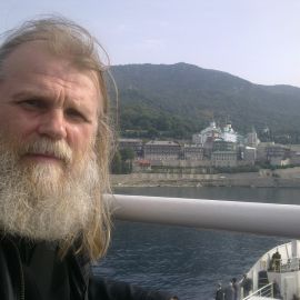Отец Виктор в ожидании новой встречи с Афоном (сзади - Пантелеймонов монастырь) Поездка отца Виктора на Афон. Октябрь 2014