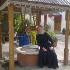 У колодца в Ильинском скиту (общежительный скит на Афоне, принадлежащий монастырю Пантократор) Поездка отца Виктора на Афон. Октябрь 2014