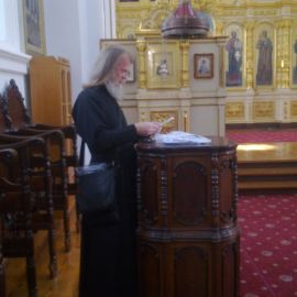 Пока все слушают экскурсовода, отец Виктор возобновляет чтение записок, а их было более тысячи Поездка отца Виктора на Афон. Октябрь 2014