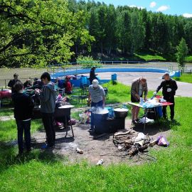 Работа тут же закипела Выезд на природу духовных чад отца Виктора. 17.05.2015 г.