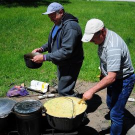 Сами повара в предвкушении обеда Выезд на природу духовных чад отца Виктора. 17.05.2015 г.