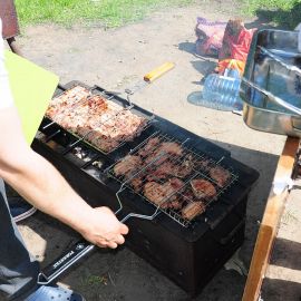 Тем временем на импровизированной кухне подоспело мясо Выезд на природу духовных чад отца Виктора. 17.05.2015 г.