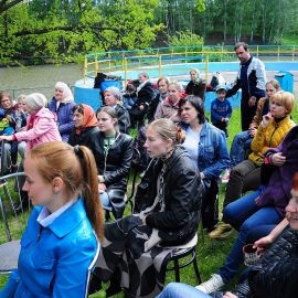 Зрительный зал поддерживает артистов, подпевая Выезд на природу духовных чад отца Виктора. 17.05.2015 г.