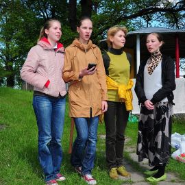 Стихийно образовавшийся в прошлом году коллектив «Девочки-припевочки» тоже подготовил программу Выезд на природу духовных чад отца Виктора. 17.05.2015 г.