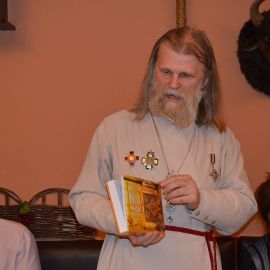 Уже несколько лет подряд община под руководством отца Виктора встречается на второй день после Пасхи, чтобы разделить радость этого светлого праздника и пообщаться. Второй год подряд есть еще один повод для встречи - презентация книг батюшки Презентация второй книги отца Виктора. 13.04.2015 г.