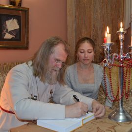 Автограф-сессия продолжается Презентация второй книги отца Виктора. 13.04.2015 г.