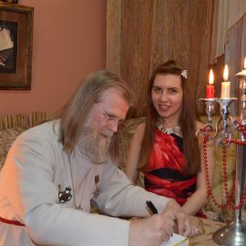 Батюшка подписал книгу и своей духовной дочери, которая позже по традиции и в благодарность подарила всем присутствующим несколько песен Презентация второй книги отца Виктора. 13.04.2015 г.