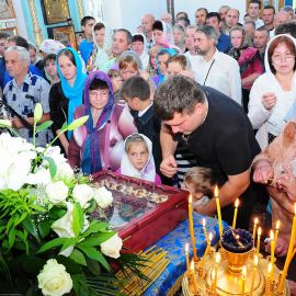 Приехавшие с верой припадают к чудотворной иконе и омываются с целебном источнике Праздник Озерянской иконы Божьей Матери. 29.06.2015 г.