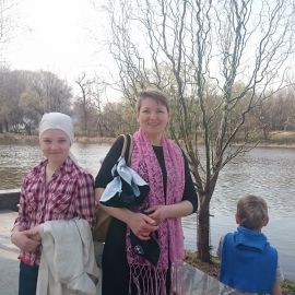Святогорье весной, паломники на фоне Северского Донца Паломническая поездка в Святогорскую Лавру. 9-10 апреля 2016 г.