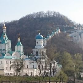 В состав монастыря входят наземные храмы, скиты, меловые пещеры Паломническая поездка в Святогорскую Лавру. 9-10 апреля 2016 г.