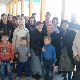 Приложившись к святогорским святыням, паломники готовы возвращаться домой (у кельи Иоанна Затворника) Паломническая поездка в Святогорскую Лавру. 9-10 апреля 2016 г.