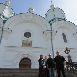 Приложившись к изюмским святыням, паломники добрались до Святых Гор Донецкой области и первым делом побывали в Успенском соборе Паломническая поездка в Святогорскую Лавру. 9-10 апреля 2016 г.