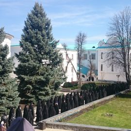 После воскресной литургии монахи идут на трапезу Паломническая поездка в Святогорскую Лавру. 9-10 апреля 2016 г.