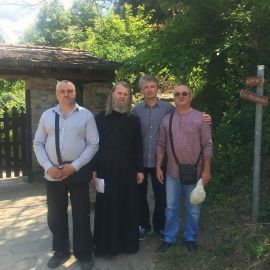Сербскую келью, в которой хранятся икона  Божьей Матери «Млекопитательница» и жезл Саввы Освященного, а также Андреевский скит, главная святыня которого - глава Андрея Первозванного Паломническая поездка отца Виктора на Афон. 6-13.05.2016 г.