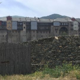 А также монастырях Ставроникита («кривой Никита») и Ватопед («мальчик под кустом»). Название последнего связано с историей чудесного спасения сына императора, упавшего за борт, и обретением его живым на берегу Паломническая поездка отца Виктора на Афон. 6-13.05.2016 г.