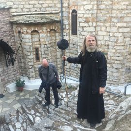 По дороге зашли в скит святой Анны, где находятся ее икона с маленькой Богородицей и стопа святой Анны - у нее молятся о даровании детей Паломническая поездка отца Виктора на Афон. 6-13.05.2016 г.