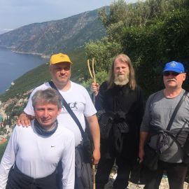 12 мая заехали в монастырь Ксенофонт. Он славится иконой Георгия Победоносца - язычники пытались сжечь ее, а когда это не удалось, один из воинов ударил образ мечом, и из него брызнула кровь Паломническая поездка отца Виктора на Афон. 6-13.05.2016 г.