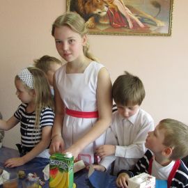 Традиционно детишкам предлагают поучаствовать в мастер-классе по оригами Презентация третьей книги отца Виктора. 02.05.2016 г.