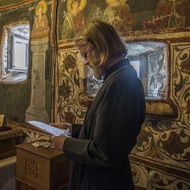Введенская церковь — это очень маленький храм, 3 на 3 метра, где святой Василий провел 15 лет в молитвах. В реликварии Введенского храма хранятся чудотворные мощи святого Василия Острожского Паломническая поездка отца Виктора в Черногорию. 10-24 июля 2016 г.