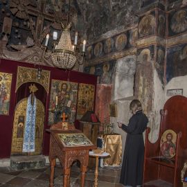 Отец Виктор в малом храме Успения Пресвятой Богородицы монастыря Савина. Он всего десять метров в длину и шесть в ширину. Впервые упоминается в 1030 г. Паломническая поездка отца Виктора в Черногорию. 10-24 июля 2016 г.