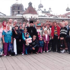 Пристань — прощаемся с Соловецким островом. Три дня пролетели, как один.Побывали на Секирнои горе, в Ботаническом саду, на Заецком острове, плавали на лодках, и самое главное - молились на Литургии у мощей преп. Зосимы, Савватия и Германа Соловецъких Паломничество. Соловки, июль 2007